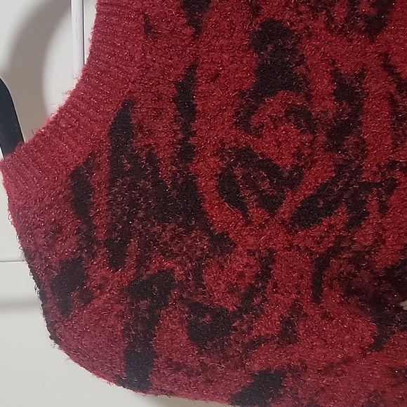 Red and black rose sweater WHBM - Picture 5 of 7